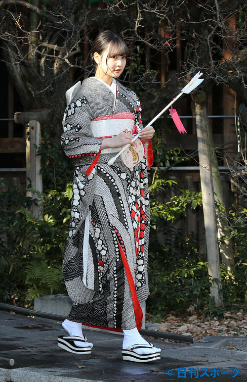 乃木坂46の新成人中村麗乃（撮影・丹羽敏通）