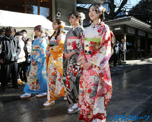新成人の参拝に向かう乃木坂46の、左から佐藤璃果、金川紗耶、中村麗乃、北川悠理（撮影・丹羽敏通）