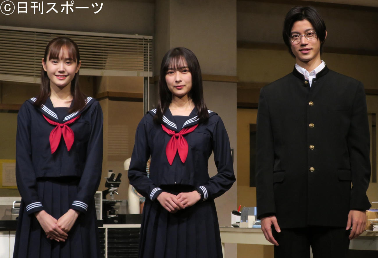 舞台「六番目の小夜子」初日取材会で。左から、尾碕真花、鈴木絢音、高橋健介