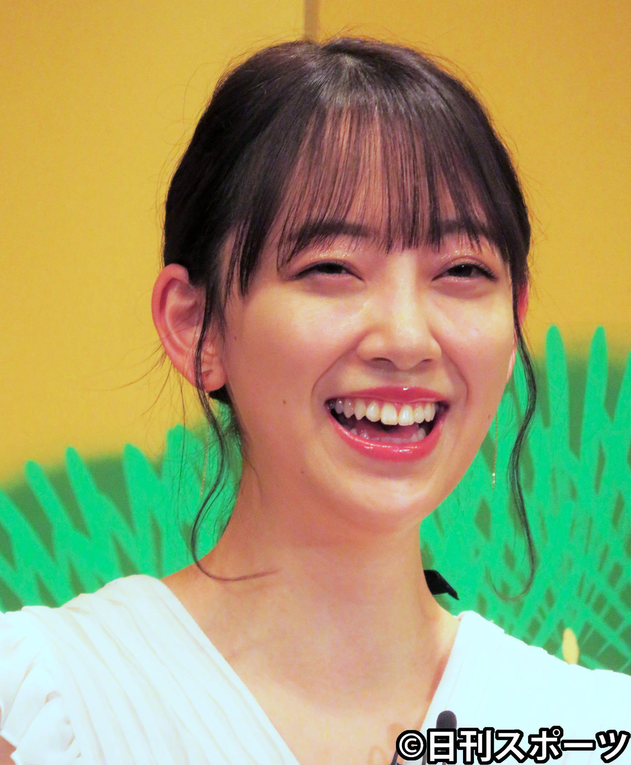 記者会見で笑顔を見せる堀未央奈（撮影・三須佳夏）