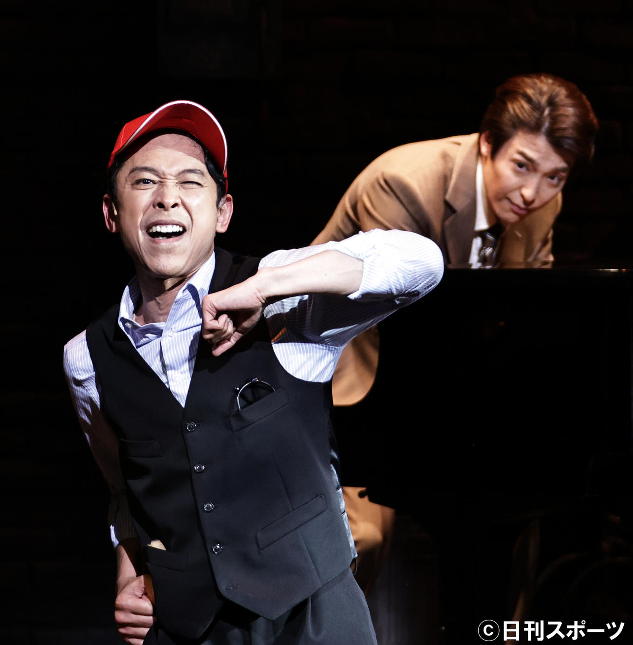 ミュージカル「マーダー・フォー・トゥー」を熱演する坂本昌行。右は海宝直人（撮影・中島郁夫）