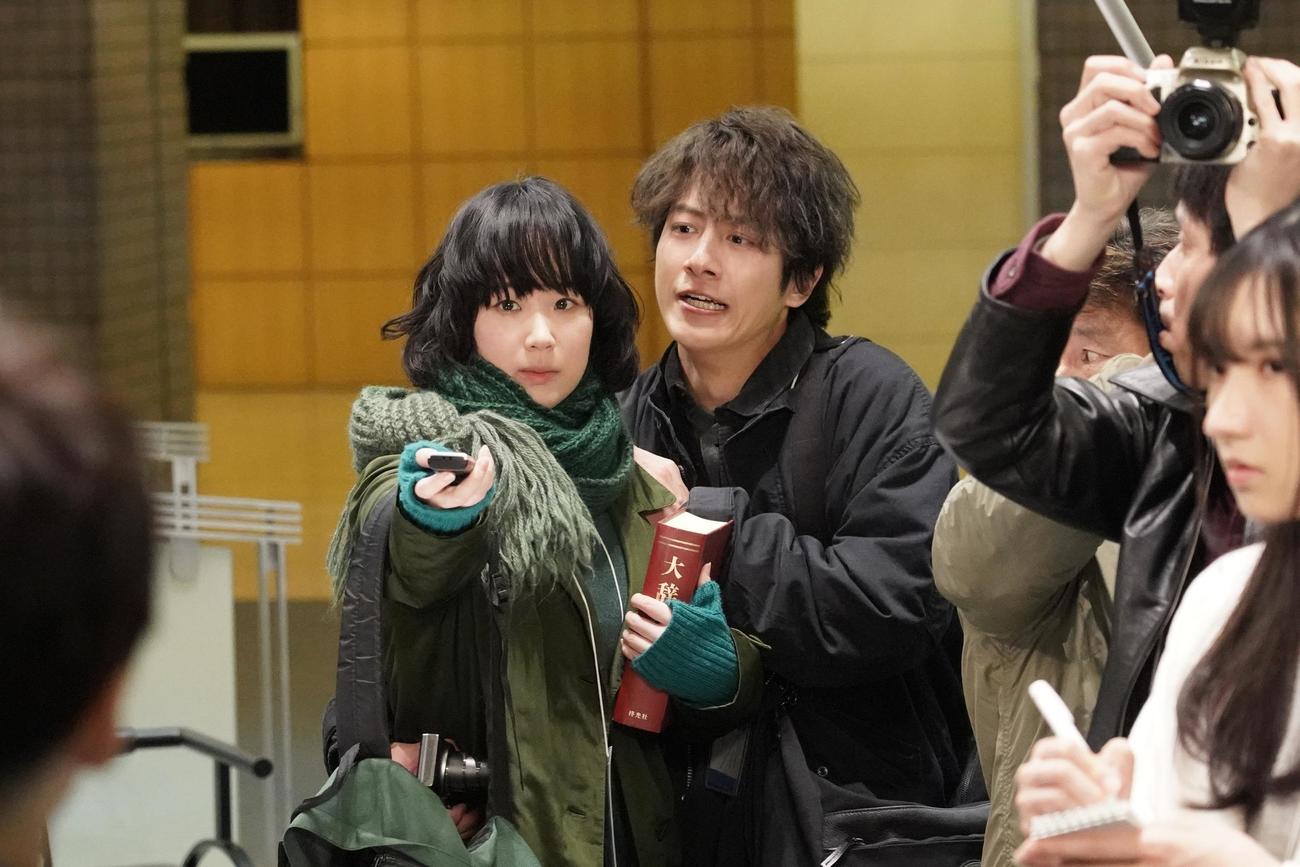 性的関係の有無を突然切り出す瀬古凜々子（黒木華＝左）を止めようとする根津道春（溝端淳平）（C）フジテレビ