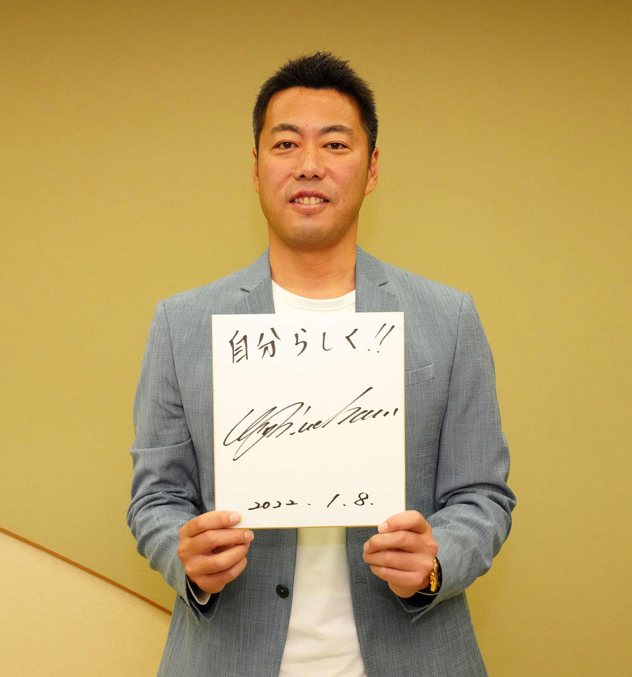 TBSテレビ「サンデーモーニング」の新ご意見番に就任し、色紙に「自分らしく！！」と記した上原浩治氏（撮影・江口和貴）
