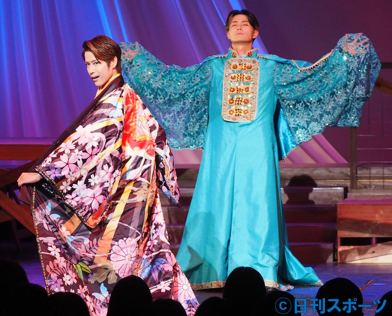 ポーズを決める花園直通（左）と川上大輔（撮影・鹿野芳博）