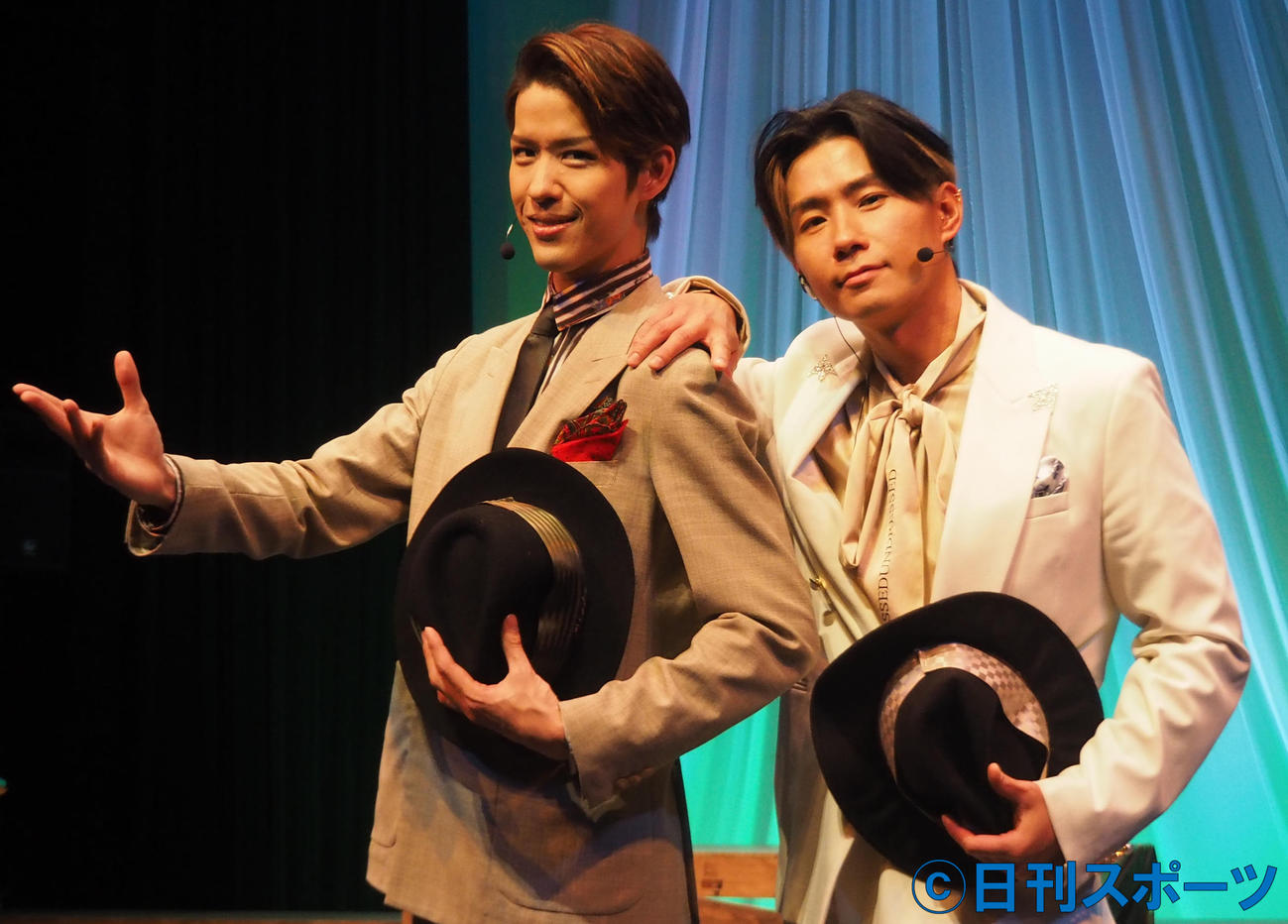 ポーズを決める花園直通（左）と川上大輔（撮影・鹿野芳博）