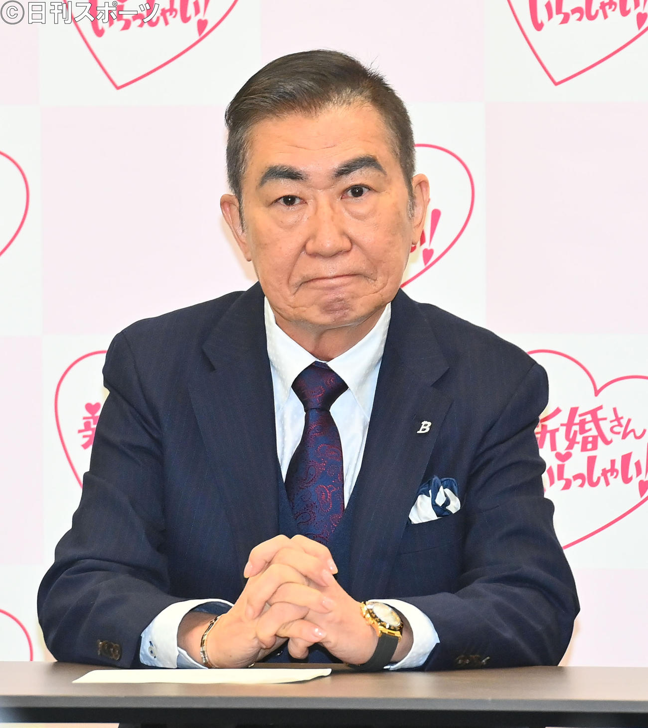 ABCテレビ「新婚さんいらっしゃい！」の卒業を発表した桂文枝は神妙な表情で会見する（撮影・和賀正仁）