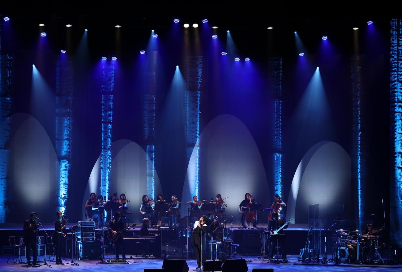 「ASKA　プレミアムコンサートツアー－higher ground－アンコール公演」の初日公演で熱唱するASKA（撮影：新井秀幸）