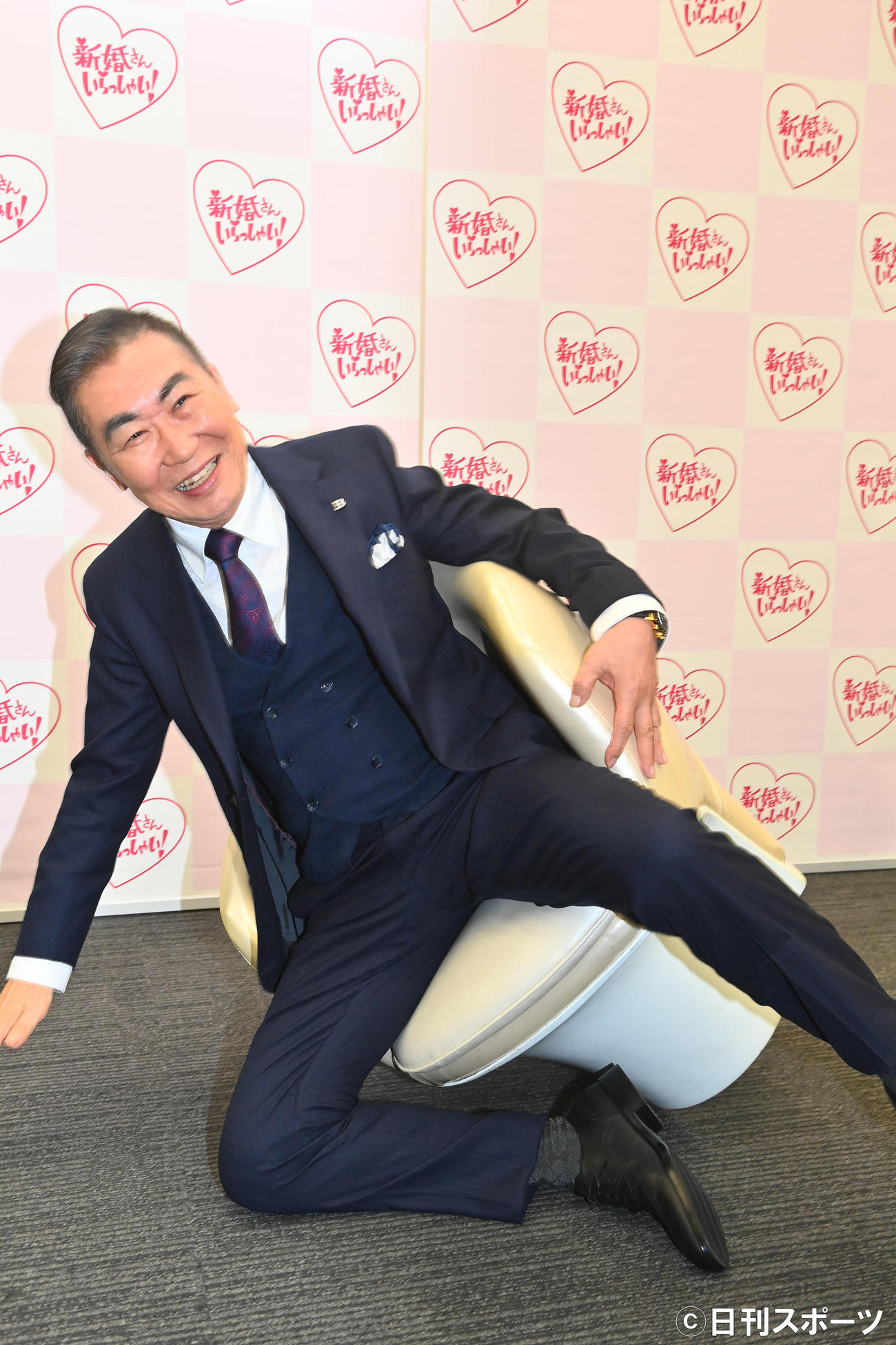 ABCテレビ「新婚さんいらっしゃい！」の卒業を発表した桂文枝は椅子から転げ落ちるギャグを披露する（撮影・和賀正仁）