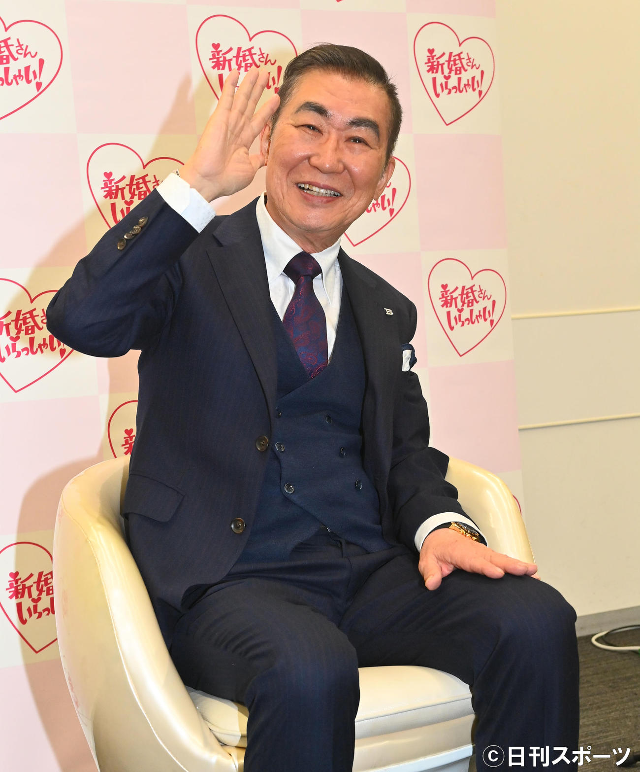 ABCテレビ「新婚さんいらっしゃい！」の卒業を発表した桂文枝はポーズを作る（撮影・和賀正仁）