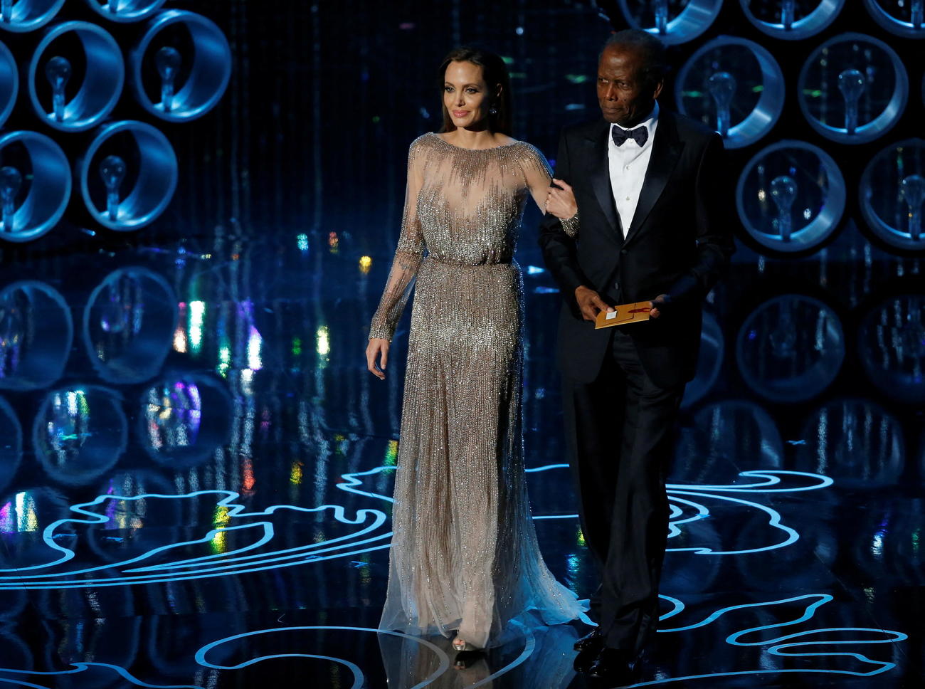 2014年のアカデミー賞でアンジェリーナ・ジョリーと歩くシドニー・ポワチエさん（ロイター）