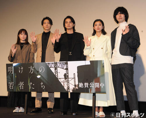 映画「明け方の若者たち」の公開記念舞台あいさつに出席した、左から松本花奈監督、井上祐貴、北村匠海、黒島結菜、カツセマサヒコ（撮影・松尾幸之介）