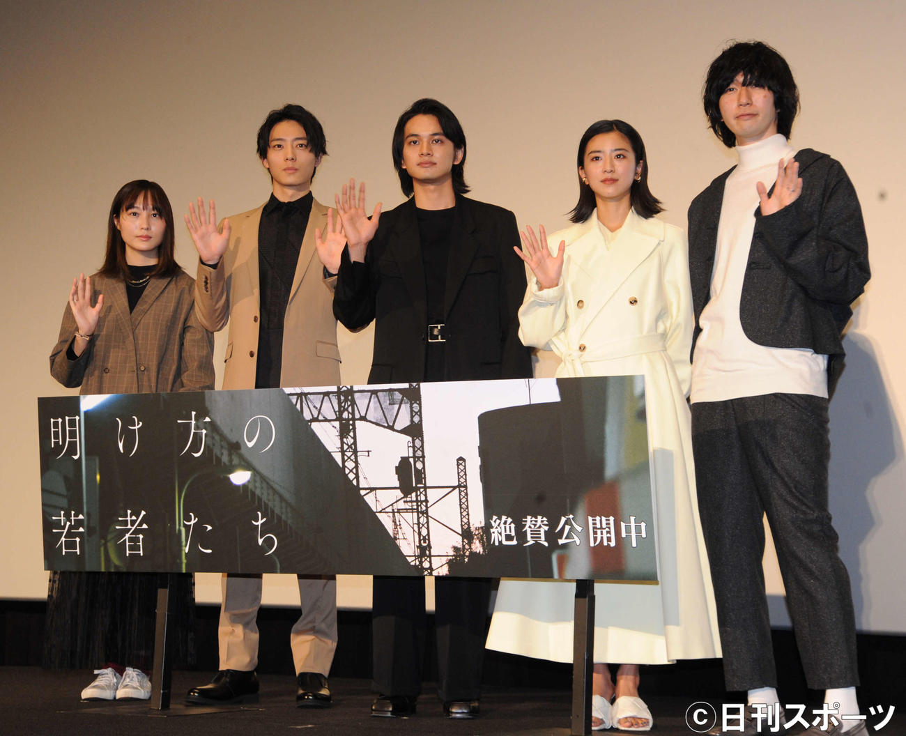 映画「明け方の若者たち」の公開記念舞台あいさつに出席した、左から松本花奈監督、井上祐貴、北村匠海、黒島結菜、カツセマサヒコ（撮影・松尾幸之介）