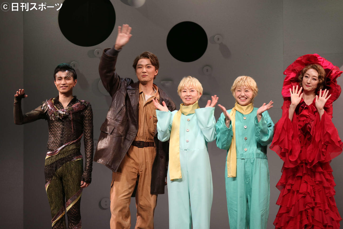 ミュージカル「リトルプリンス」の公開通し稽古。左から大野幸人、井上芳雄、土居裕子、加藤梨里香、花總まり（撮影・小林千穂）