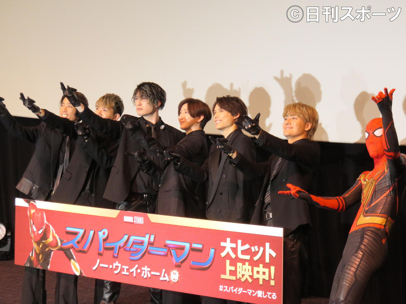 映画「スパイダーマン」の舞台あいさつに登壇し手を振るSixTONES。左から田中樹、高地優吾、ジェシー、京本大我、松村北斗、森本慎太郎