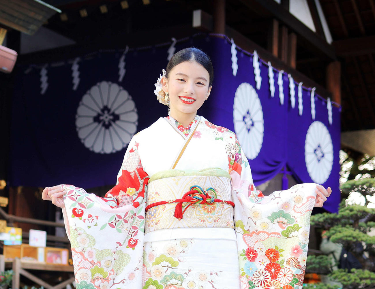 成人を迎え晴れ着姿で笑顔を見せる出口夏希（撮影・河田真司）