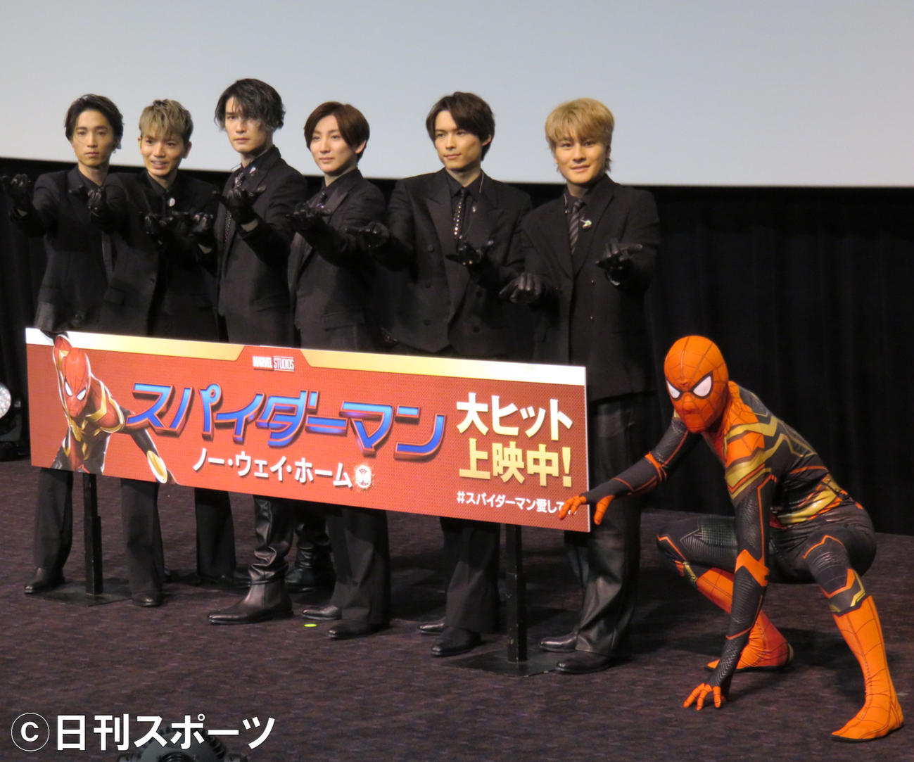映画「スパイダーマン」の舞台あいさつに登壇したSixTONES。左から田中樹、高地優吾、ジェシー、京本大我、松村北斗、森本慎太郎
