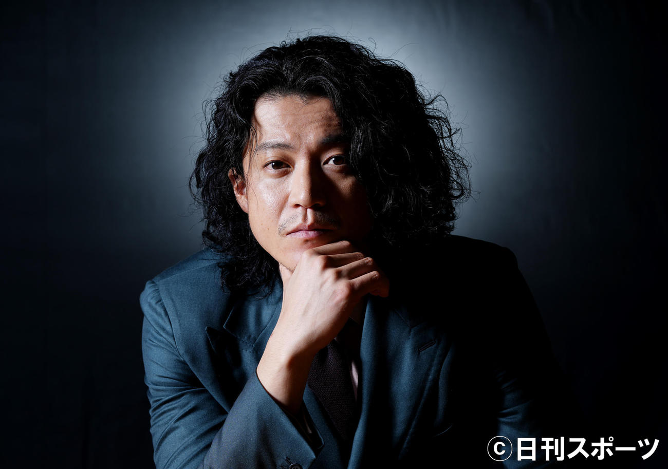 NHK大河ドラマ「鎌倉殿の13人」で北条義時を演じる小栗旬。とてもクールなのに、こちらのリクエストにも気さくに応えてくれるあったかい紳士でした（撮影・菅敏）