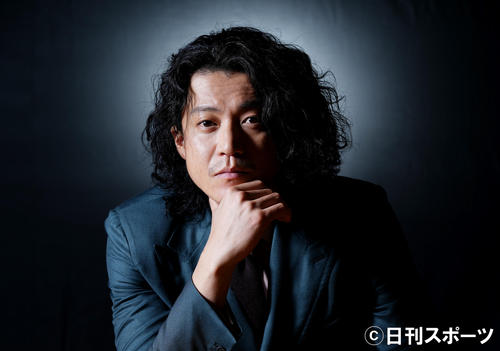NHK大河ドラマ「鎌倉殿の13人」で北条義時を演じる小栗旬。とてもクールなのに、こちらのリクエストにも気さくに応えてくれるあったかい紳士でした（撮影・菅敏）