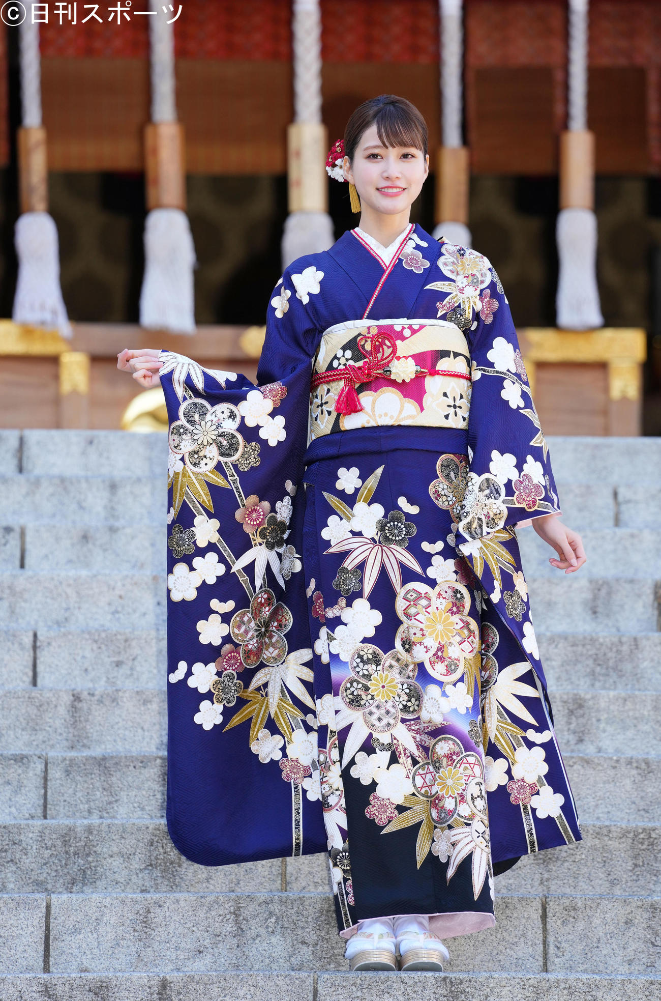 笑顔で晴れ着姿を披露する生見愛瑠
