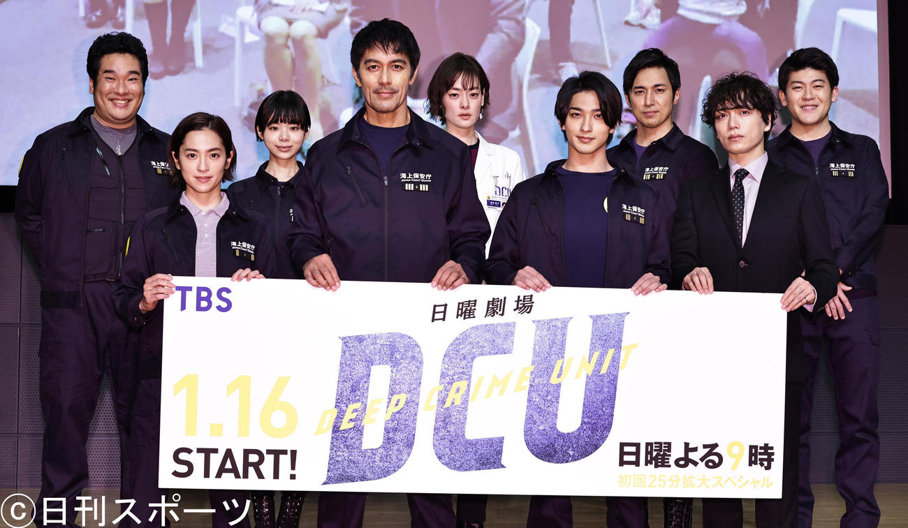 TBS日曜劇場「DCU」試写会で記念撮影を行う、前列左から中村アン、阿部寛、横浜流星、山崎育三郎、後列左から岡崎体育、趣里、市川実日子、高橋光臣、有輝（撮影・中島郁夫）