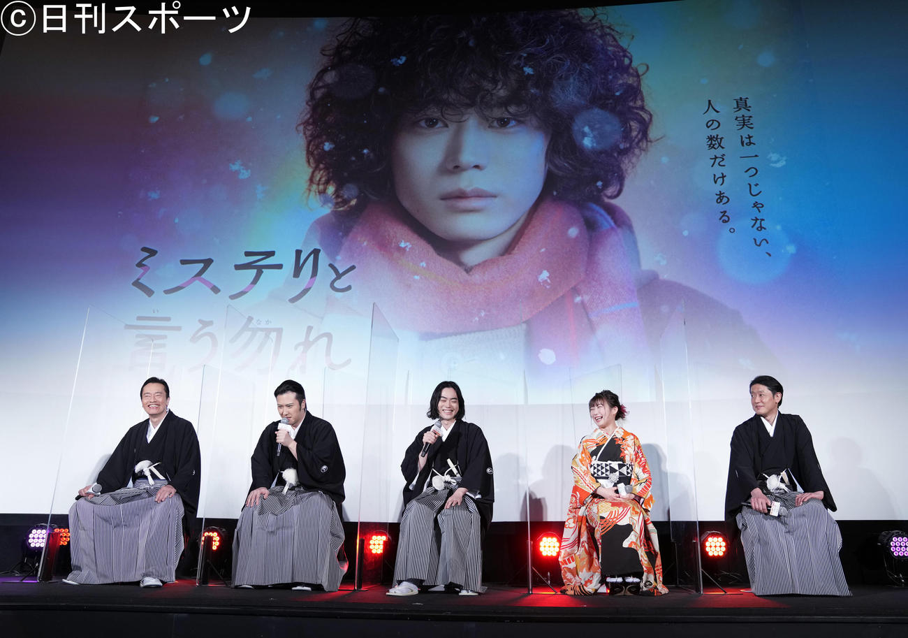 ドラマ「ミステリと言う勿れ」の完成披露イベントで撮影のエピソードを話す、左から遠藤憲一、尾上松也、菅田将暉、伊藤沙莉、筒井道隆（撮影・菅敏）