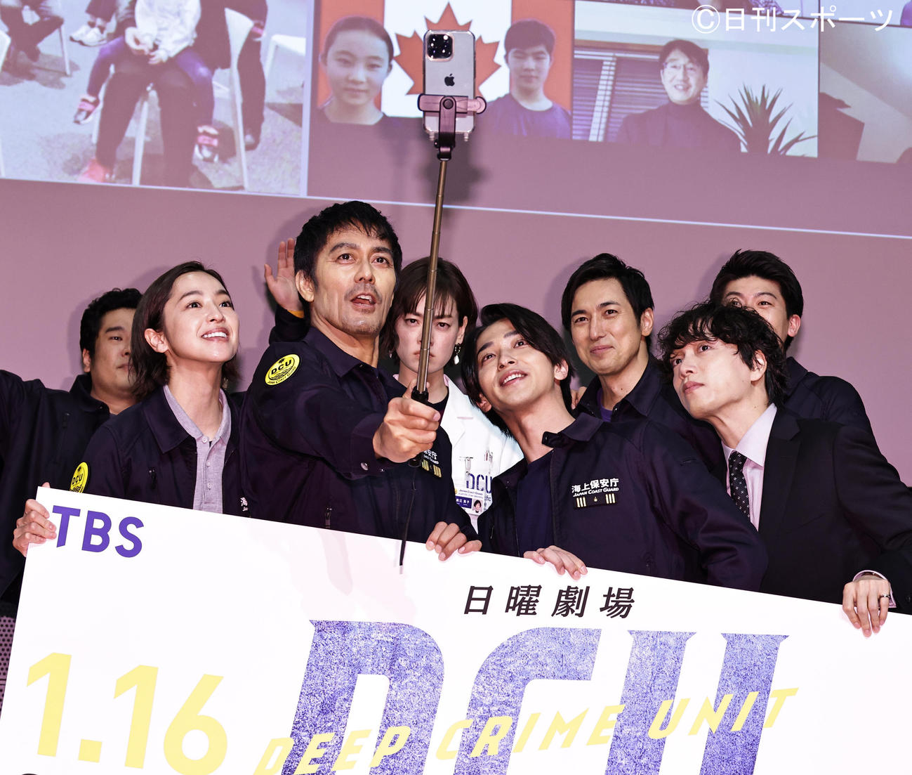 TBS日曜劇場「DCU」試写会で阿部寛（左から3人目）はキャストとスマホを手に自撮りを楽しむ（撮影・中島郁夫）