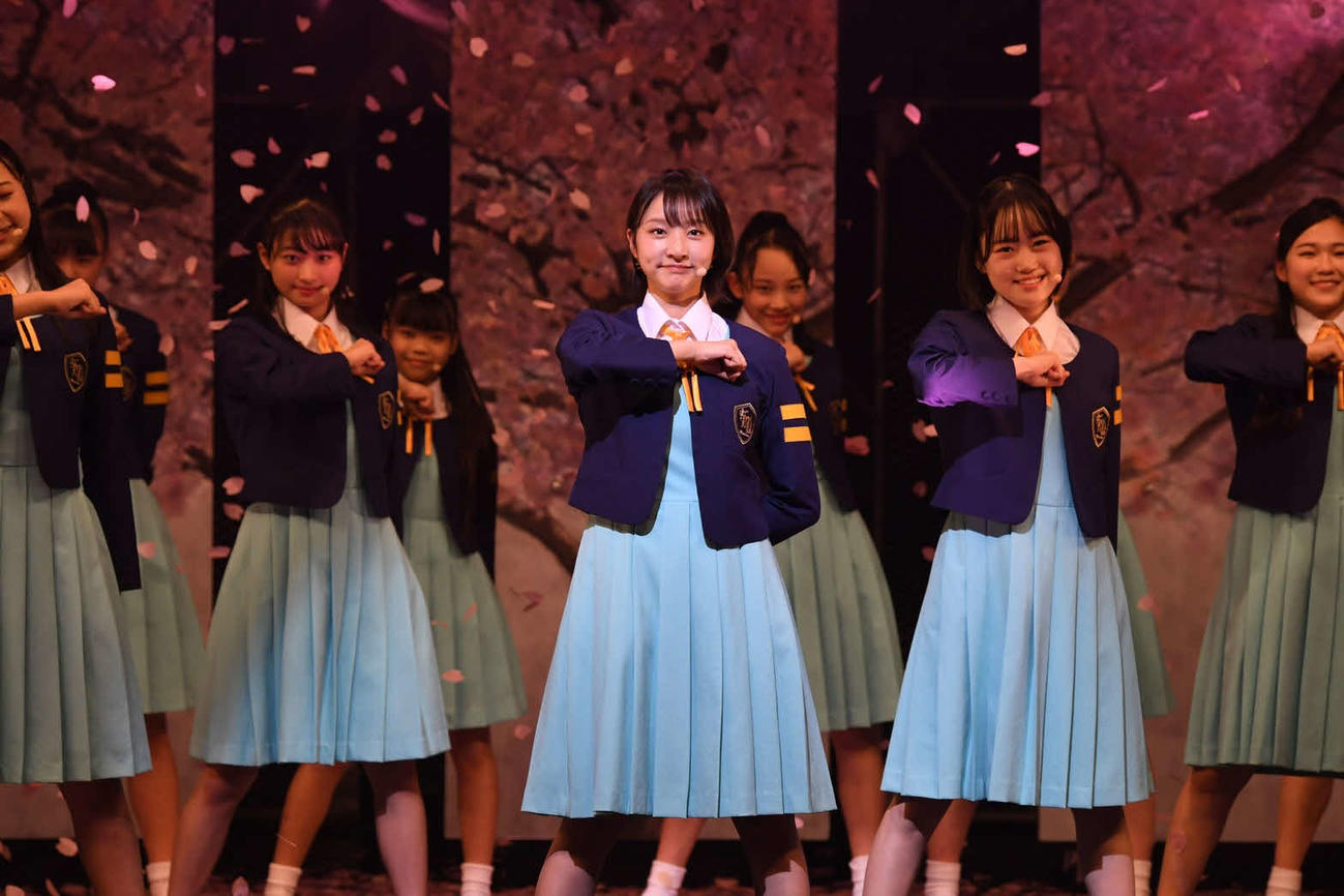 冬公演「Winter Story～きくたまこと卒団公演～」で歌う、きくたまこと（中央）　（Ｃ）Showtitle