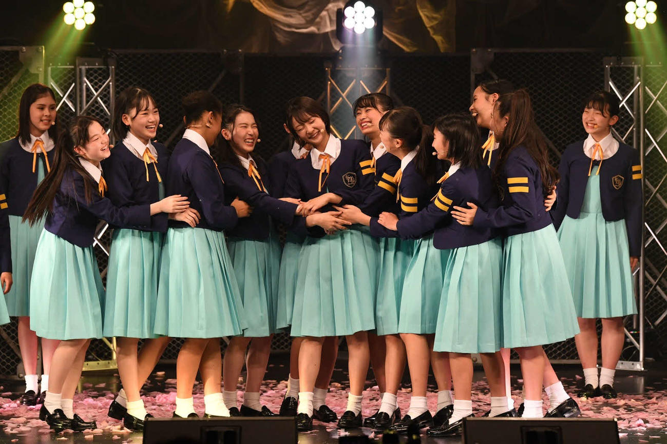 冬公演「Winter Story～きくたまこと卒団公演～」でメンバーに囲まれる、きくたまこと（左から6人目）　（Ｃ）Showtitle
