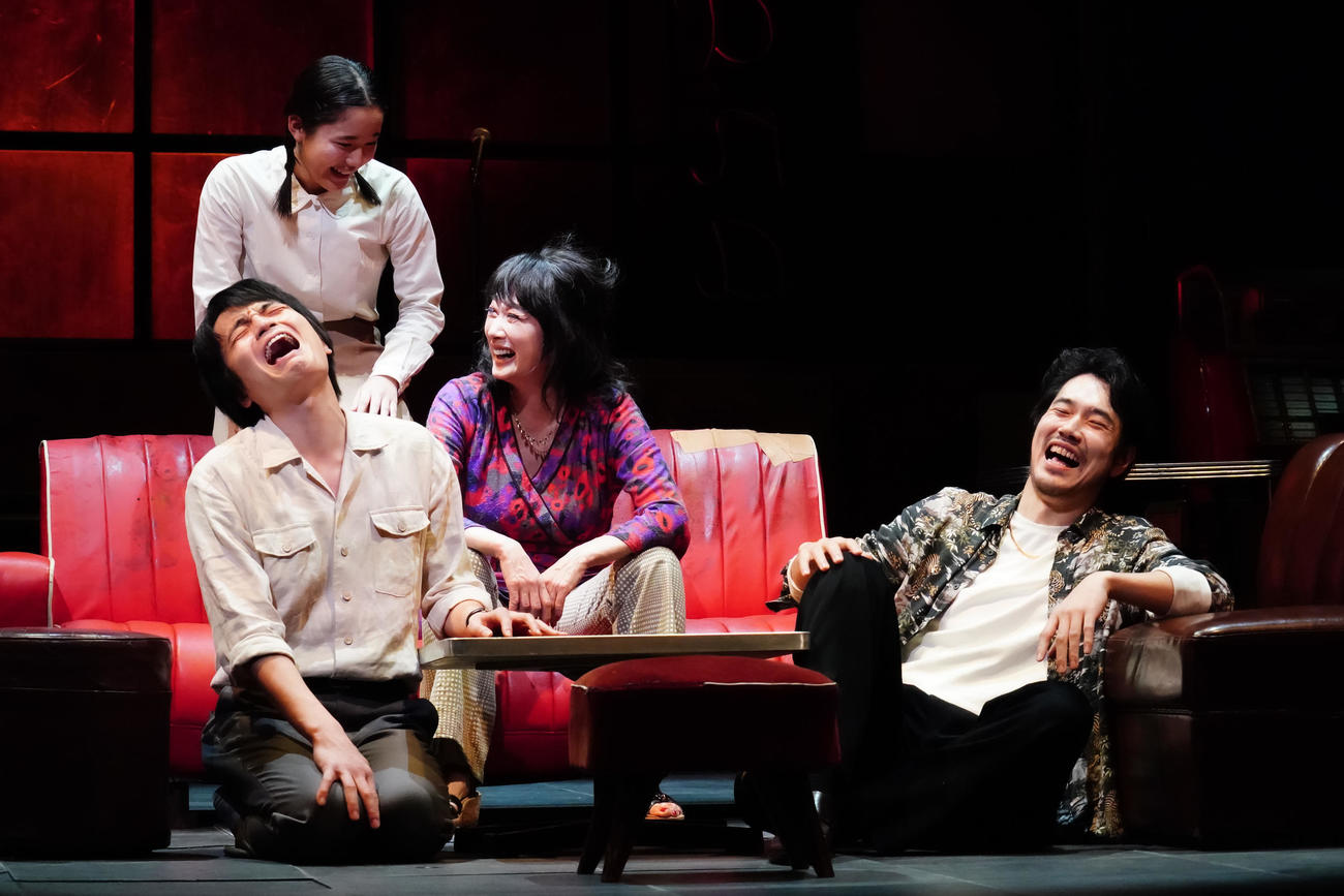 舞台「hana－1970、コザが燃えた日－」初日公演を行った、左から岡山天音、上原千果、余貴美子、松山ケンイチ