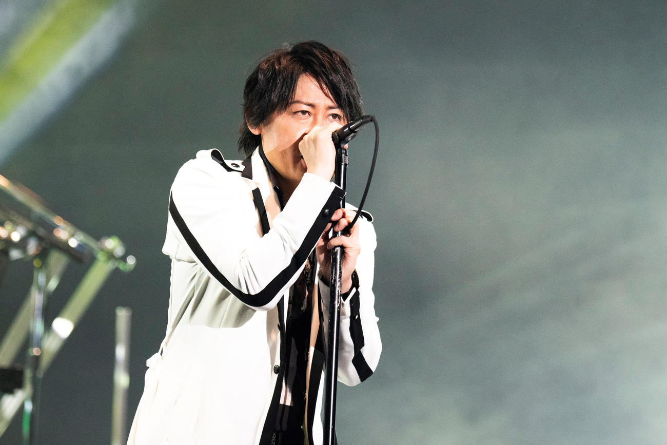 熱唱するLUNA SEAのRYUICHI