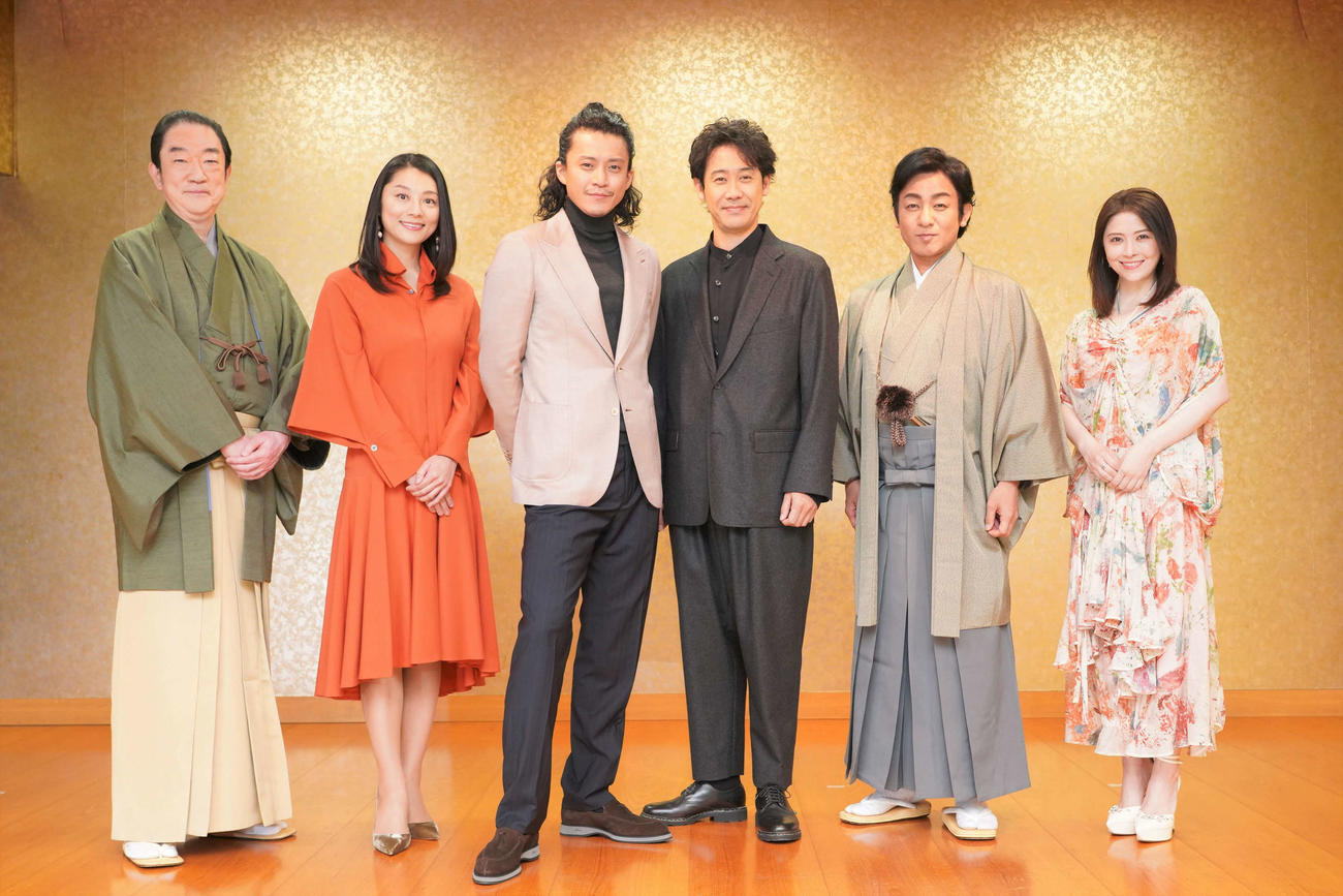 NHK大河ドラマ「鎌倉殿の13人」グランド・プレミアに出席した、左から坂東彌十郎、小池栄子、小栗旬、大泉洋、片岡愛之助、宮澤エマ