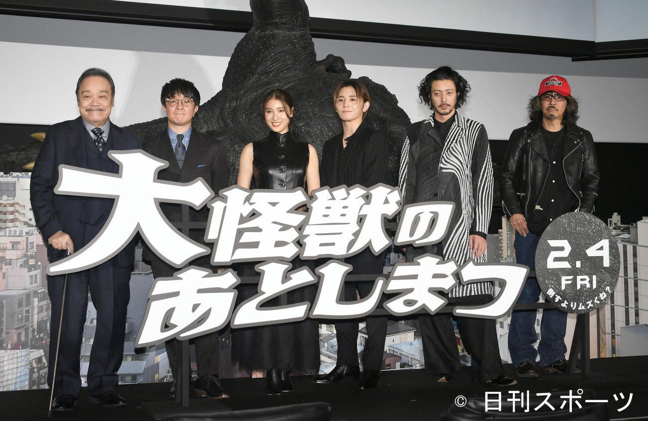 映画「大怪獣のあとしまつ」完成試写会で記念撮影する、左から西田敏行、濱田岳、土屋太鳳、山田涼介、オダギリジョー、三木聡監督（撮影・酒井清司）
