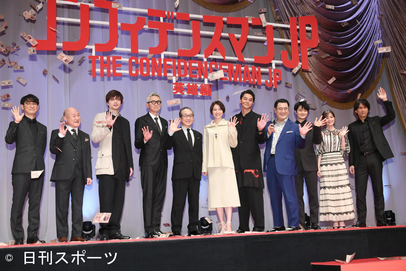 「コンフィデンスマンJP」ワールドプレミアでファンに手を振る、左から田中亮監督、角野卓造、城田優、松重豊、小日向文世、長澤まさみ、東出昌大、小手伸也、瀬戸康史、生田絵梨花、江口洋介（撮影・酒井清司）