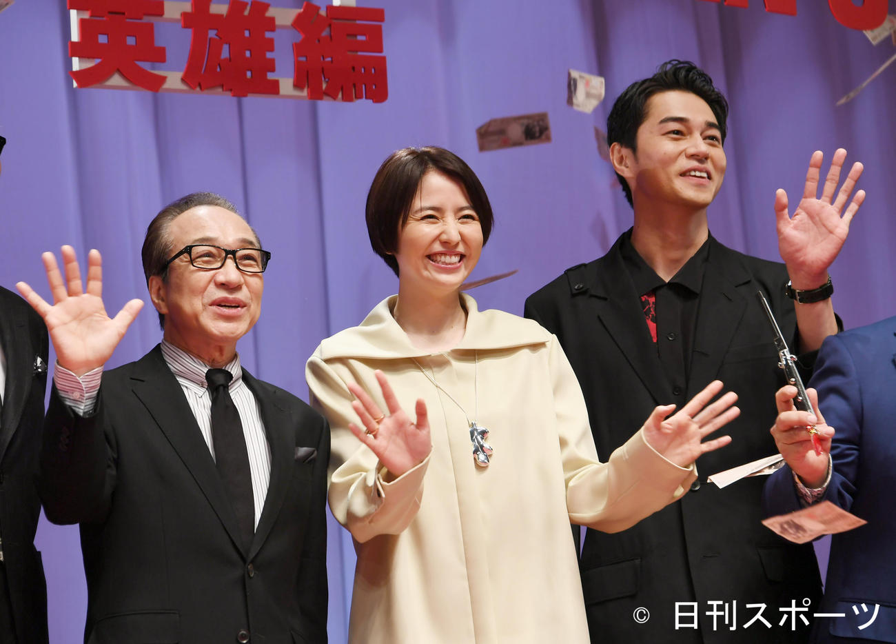 映画「コンフィデンスマンJP英雄編」ワールドプレミアで、ファンに手を振る左から小日向文世、長澤まさみ、東出昌大