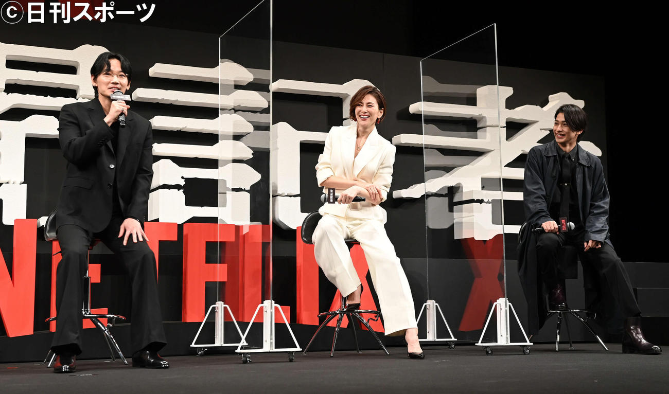 Netflixシリーズ「新聞記者」のワールドプレミアイベントに出席した主演の米倉涼子（中央）。左から綾野剛、1人おいて横浜流星（撮影・たえ見朱実）