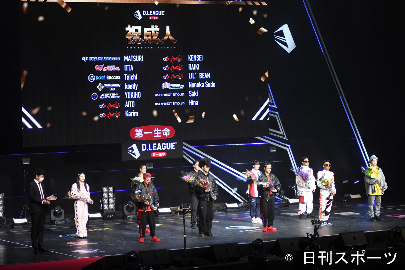 D．LEAGUE第5戦では「成人の日」とあって新成人となったDリーガーに神田勘太朗代表取締役COOから花束が贈呈された（撮影・大友陽平）