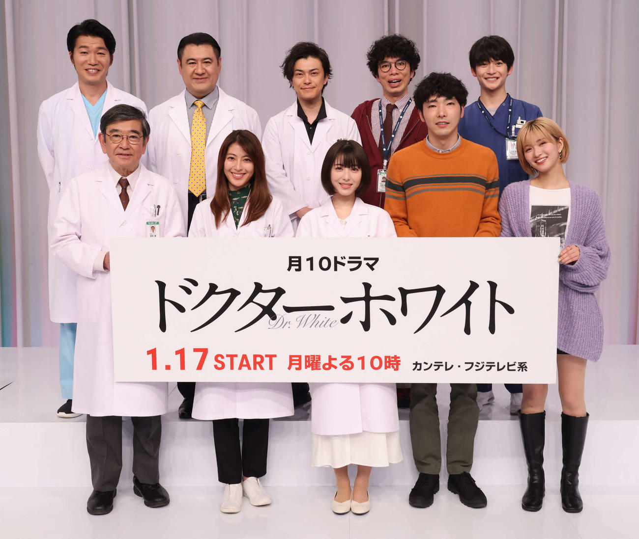 ドラマ「ドクターホワイト」の取材会に出席した、前列左から石坂浩二、瀧本美織、浜辺美波、柄本佑、岡崎紗絵、後列左から高橋努、小手伸也、勝地涼、片桐仁、高橋文哉