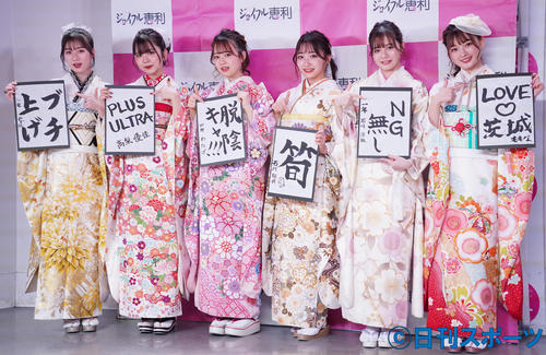 イベントに出席し書き初めを披露する、左から坂本瑞帆、高梨優佳、わたげ、石川翔鈴、石川涼楓、夢咲ももな(撮影・佐藤勝亮)