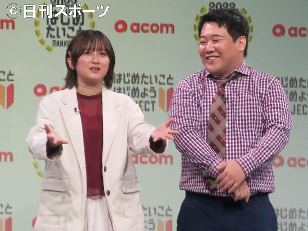 「第1回はじめてみたパーソンオブザイヤー」に選ばれ喜びを語るお笑いコンビ、ラランド。左から、サーヤ、ニシダ