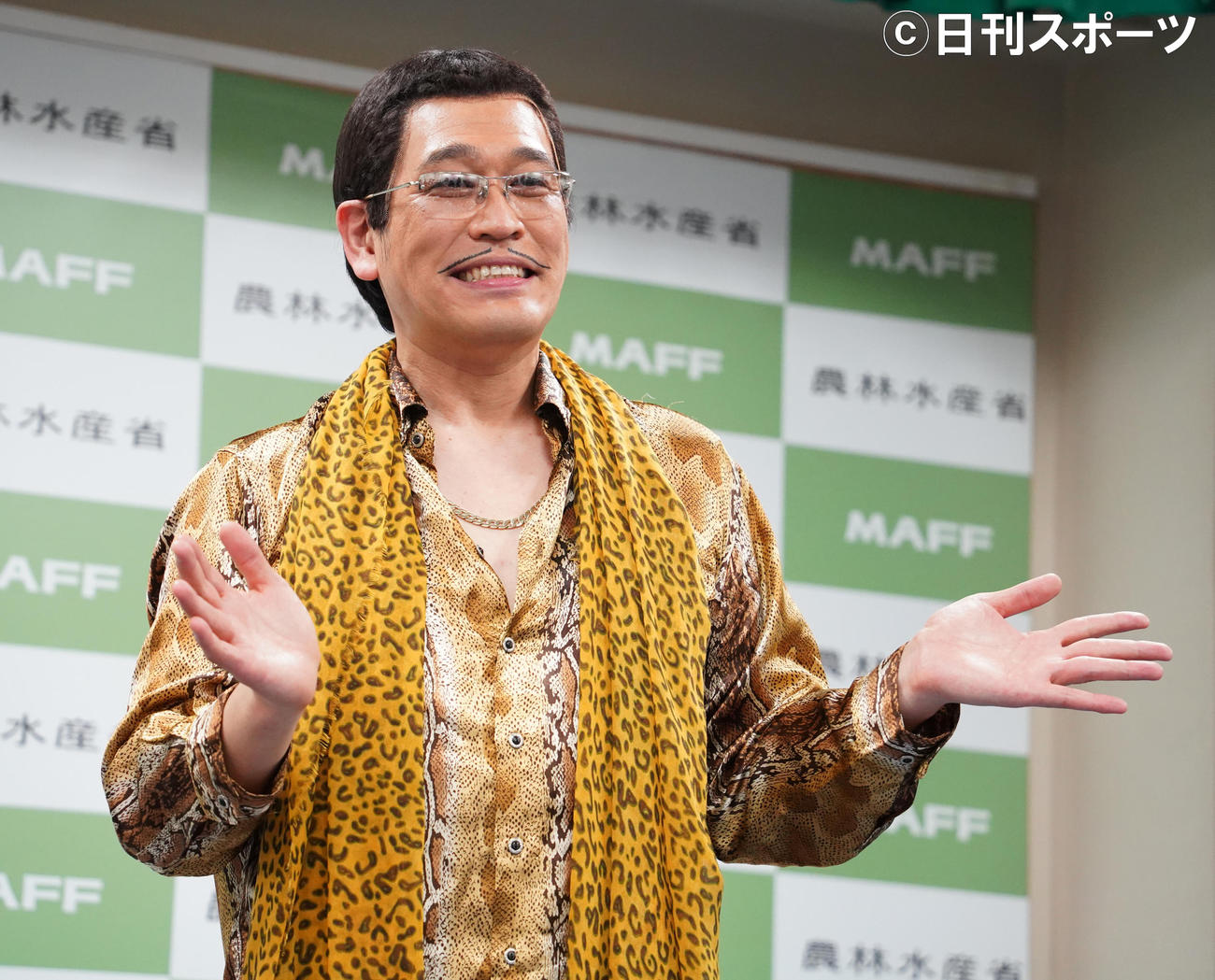 農泊応援ソングを披露するピコ太郎（撮影・佐藤勝亮）