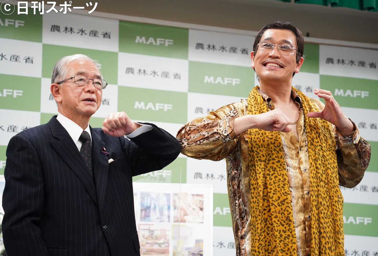 農林水産省の金子原二郎農相（左）を表敬訪問した、ピコ太郎（撮影・佐藤勝亮）