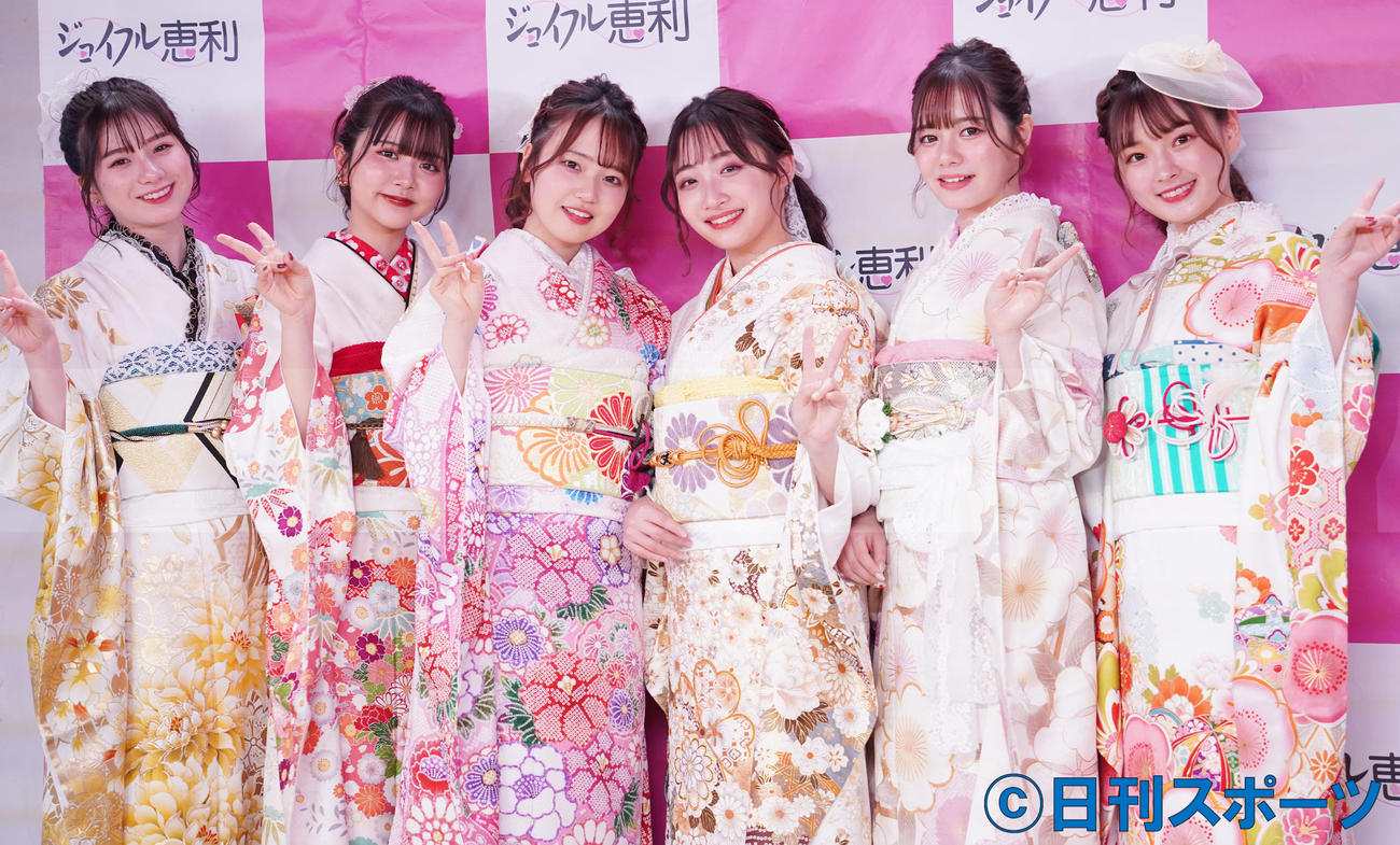 イベントに出席しピースを披露する、左から坂本瑞帆、高梨優佳、わたげ、石川翔鈴、石川涼楓、夢咲ももな（撮影・佐藤勝亮）