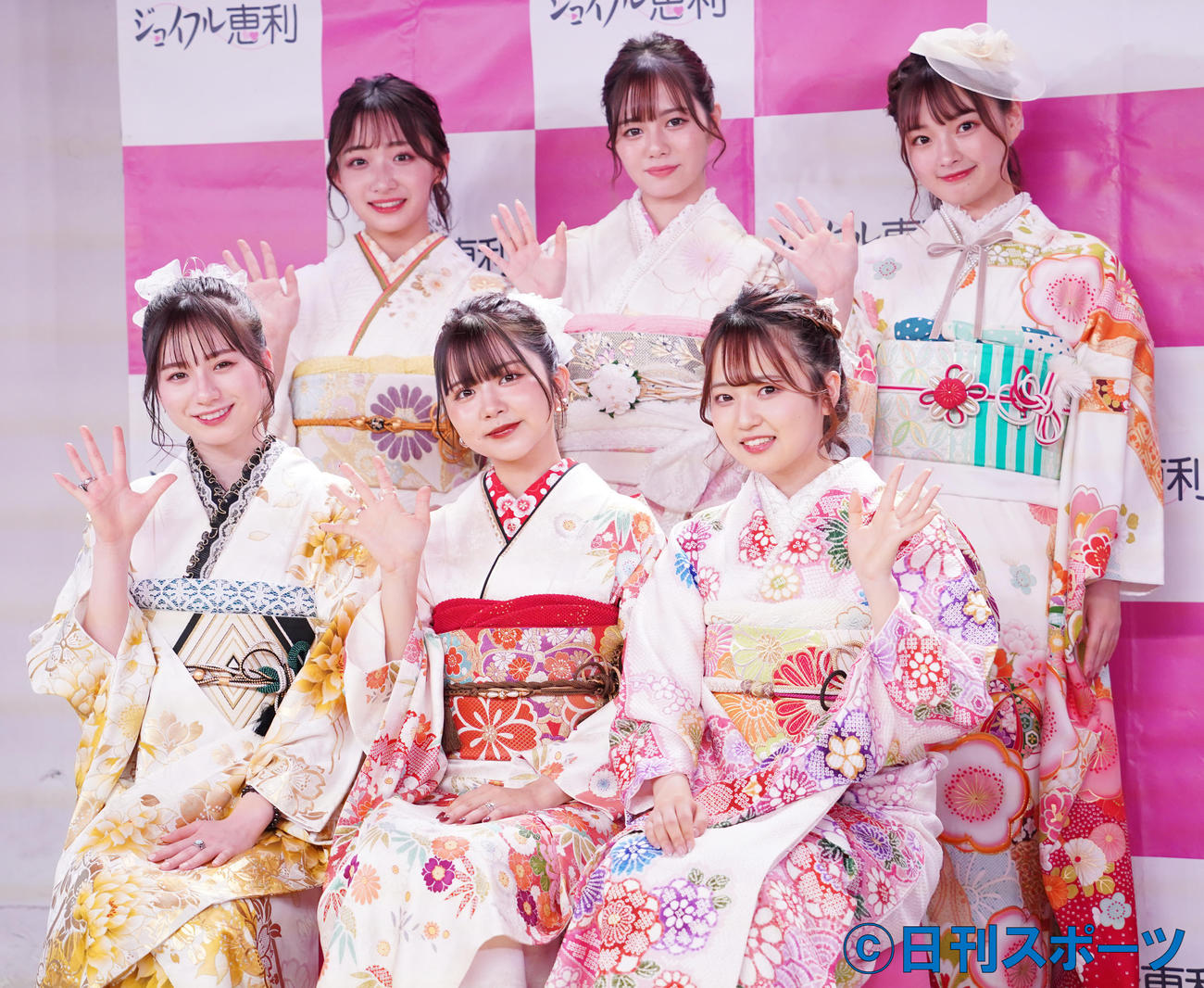イベントに出席した（後列左から時計回りに）石川翔鈴、石川涼楓、夢咲ももな、わたげ、高梨優佳、坂本瑞帆（撮影・佐藤勝亮）