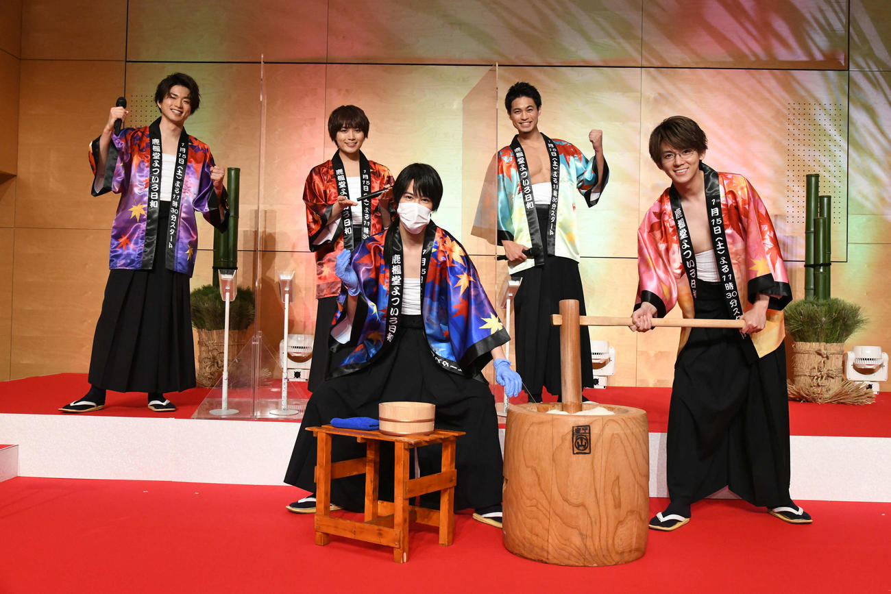 テレビ朝日系ドラマ「鹿楓堂よついろ日和」の会見で餅つきを披露した小瀧望（手前右）。手前左は葉山奨之、後方左から白洲迅、大西流星、佐伯大地