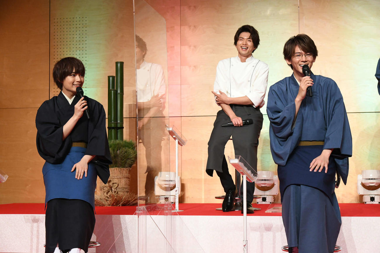 テレビ朝日系ドラマ「鹿楓堂よついろ日和」の会見でトークする小瀧望（右）と大西流星。後方は白洲迅