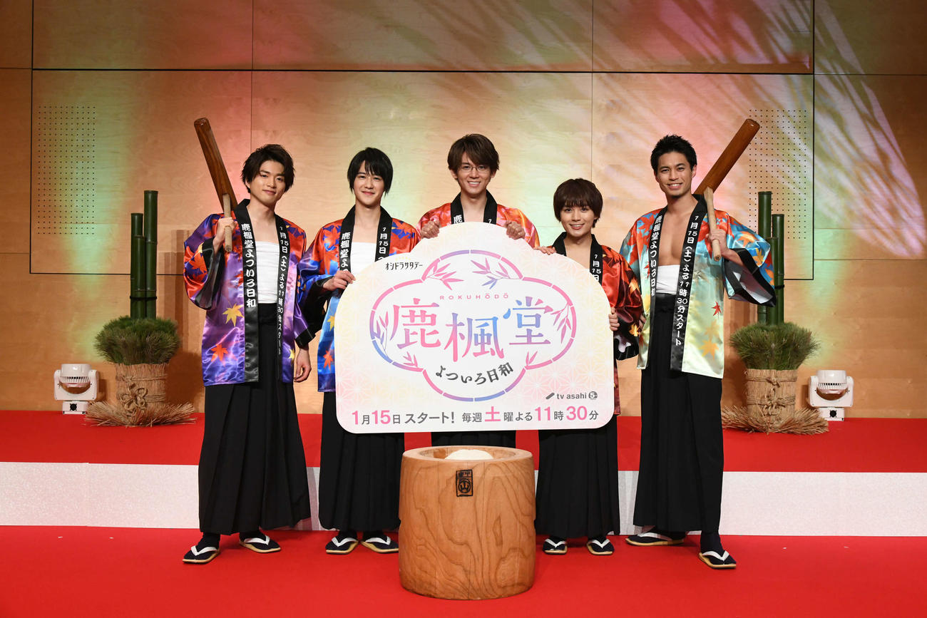テレビ朝日系ドラマ「鹿楓堂よついろ日和」に主演する小瀧望（中央）。左から共演の白洲迅、葉山奨之、1人おいて大西流星、佐伯大地