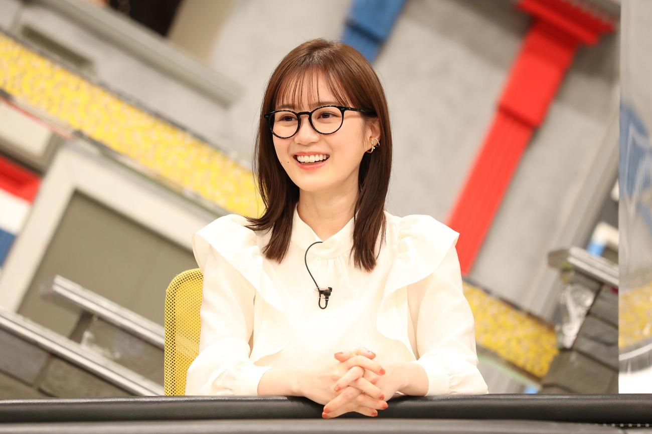 フジテレビ系「全力！脱力タイムズ」初登場で、メガネ姿で笑顔を見せる生田絵梨花（C）フジテレビ