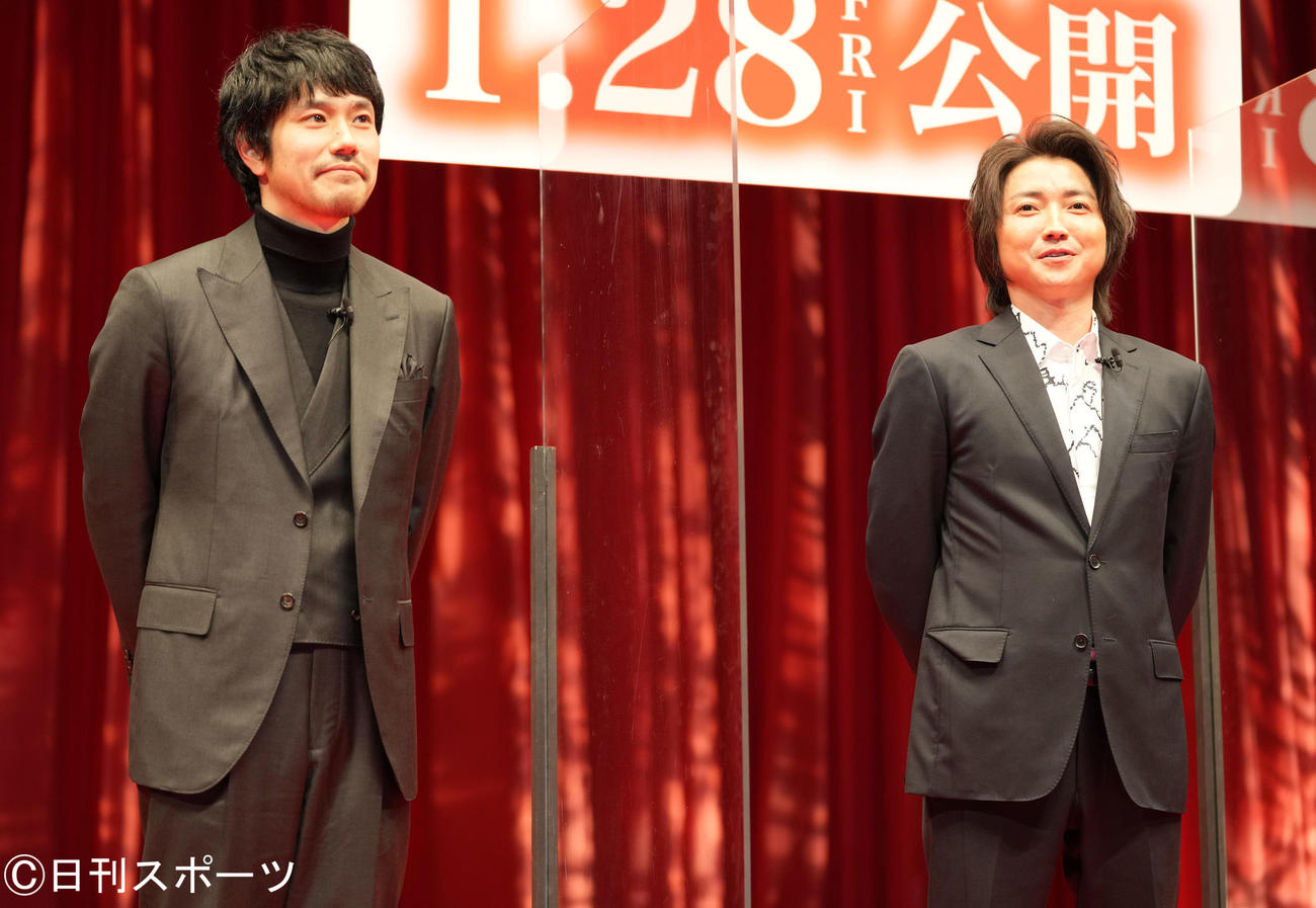 映画「ノイズ」ジャパンプレミアであいさつする藤原竜也（右）。左は松山ケンイチ（撮影・鈴木みどり）