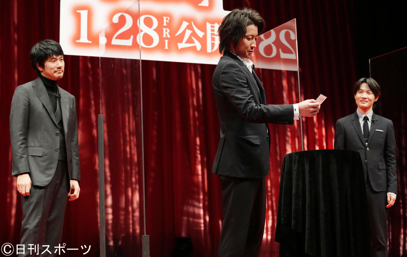 映画「ノイズ」ジャパンプレミアで、カードに書かれた質問を読む藤原竜也。右は神木隆之介、左は松山ケンイチ（撮影・鈴木みどり）