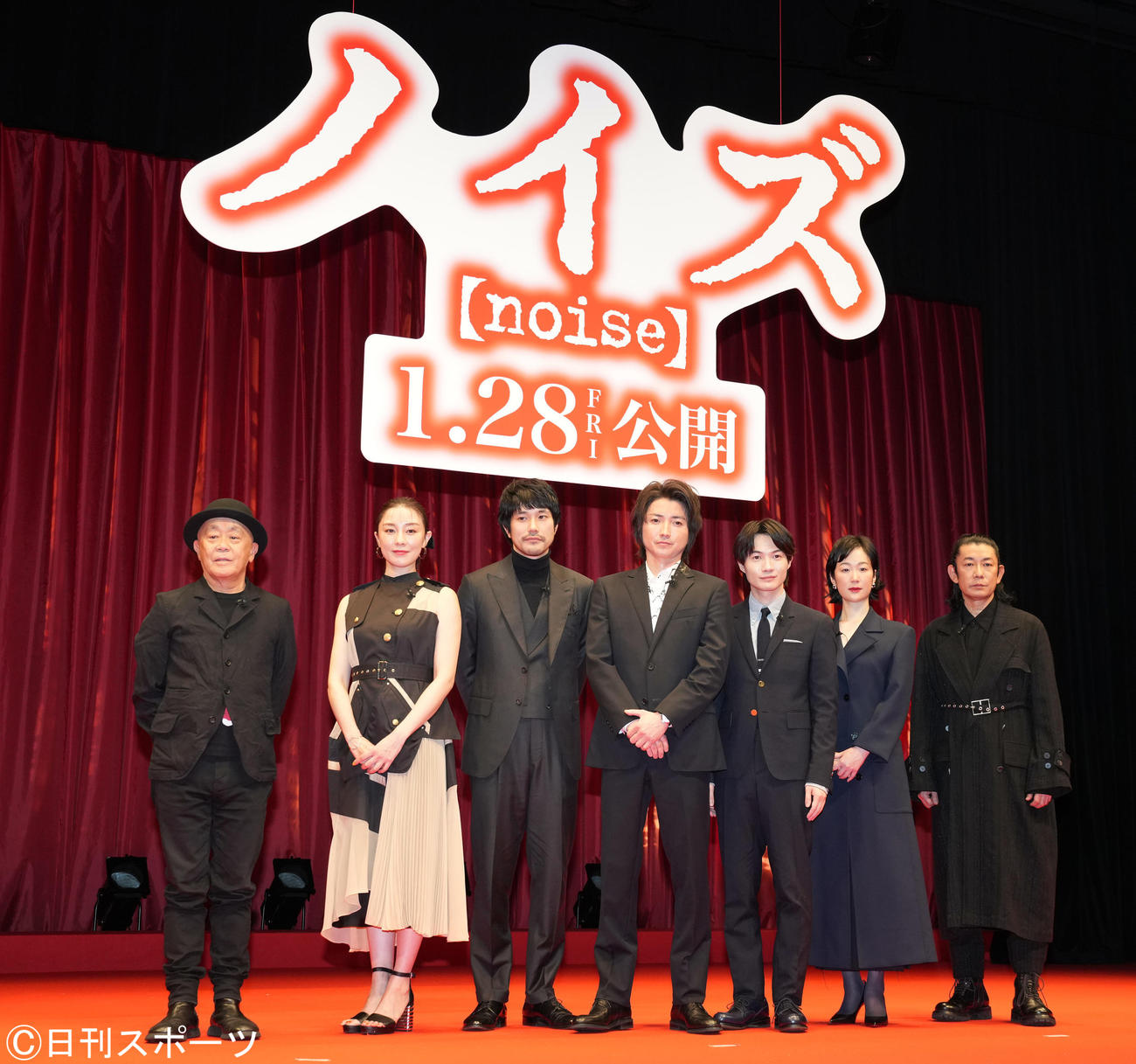 映画「ノイズ」ジャパンプレミアのフォトセッションで写真に納まる、左から廣木隆一監督、伊藤歩、松山ケンイチ、藤原竜也、神木隆之介、黒木華、永瀬正敏（撮影・鈴木みどり）